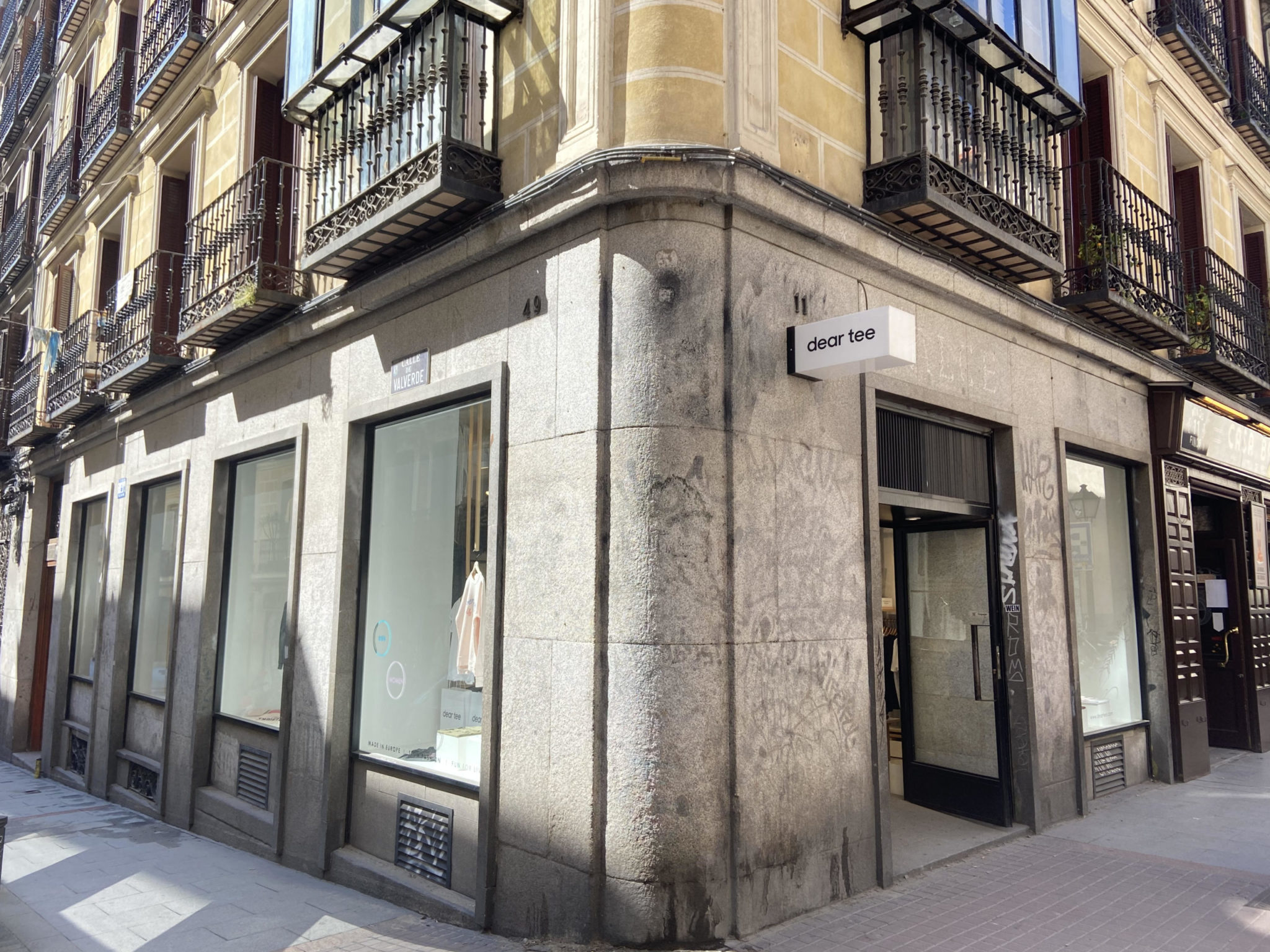 Se veria la fachada de la tienda de ropa Dear tee.